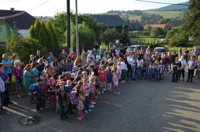 Slavnostní nástup před školou
Klíčová slova: Bělá;základní škola