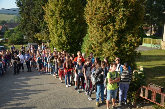 Slavnostní nástup před školou
Klíčová slova: Bělá;základní škola