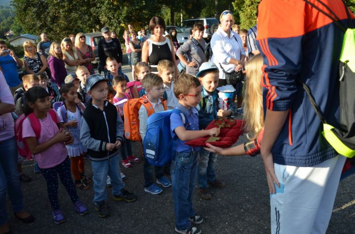 Slavnostní nástup před školou
Klíčová slova: Bělá;základní škola