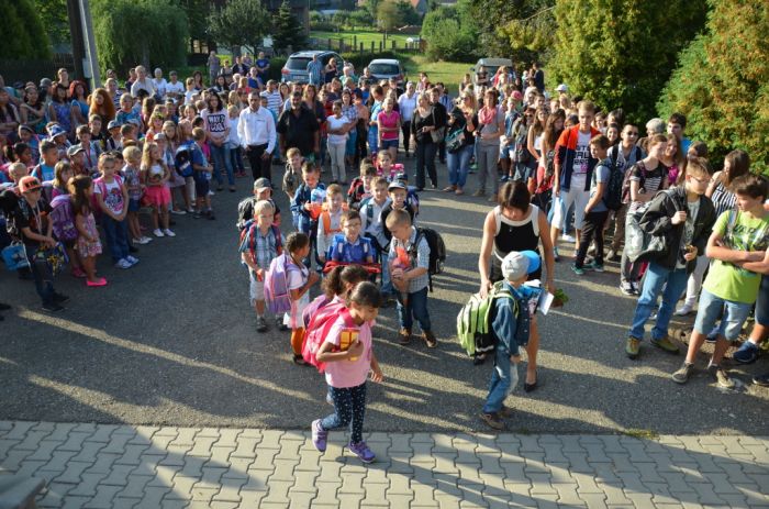 Slavnostní nástup před školou
Klíčová slova: Bělá;základní škola