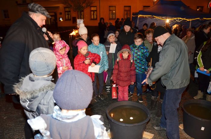 Pouštění svíček
Klíčová slova: Bělá;zpíváníkoled;Český rozhlas