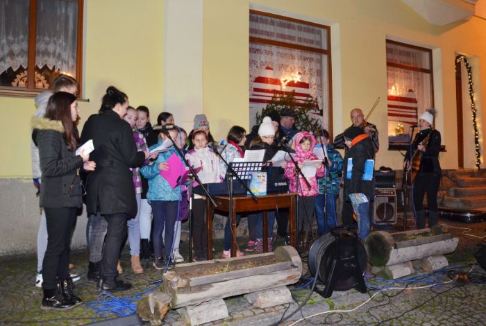 Vstoupení dětí základní školy
Klíčová slova: Bělá;zpíváníkoled;Český rozhlas