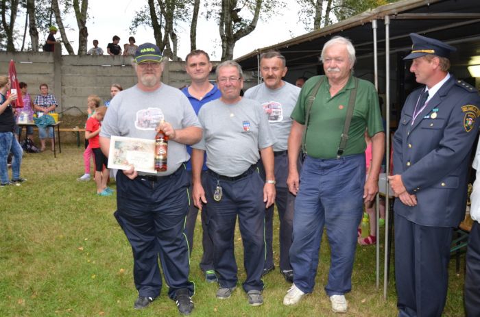 Vyhlašování výsledků
Veteráni SDH Bělá nad Radbuzou - 3. místo
Klíčová slova: Bělá;Újezd Svatého Kříže;hasiči;soutěž;sdh