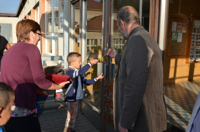 Odemykání školy
Klíčová slova: Bělá;škola