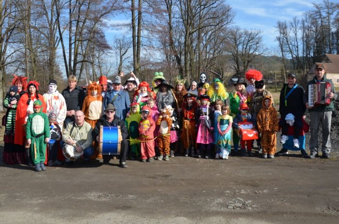 Sraz před kuželnou
Klíčová slova: Újezd Svatého Kříže;masopust