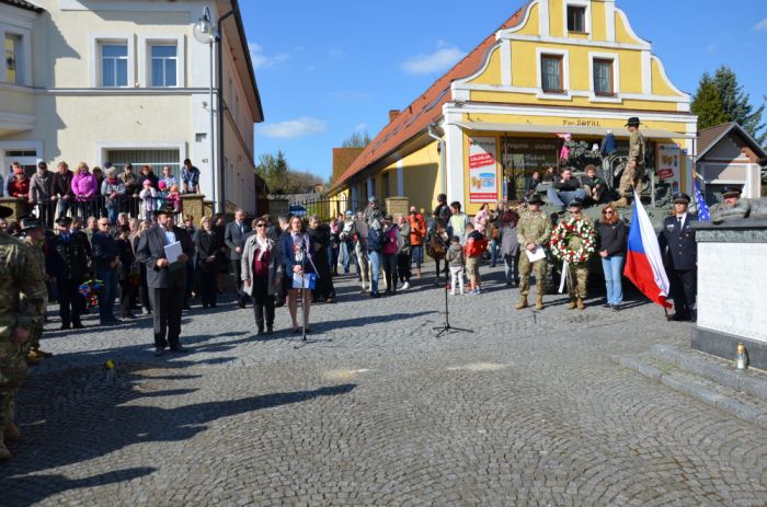 Na náměstí u Památníku padlým
Klíčová slova: Bělá;osvobození