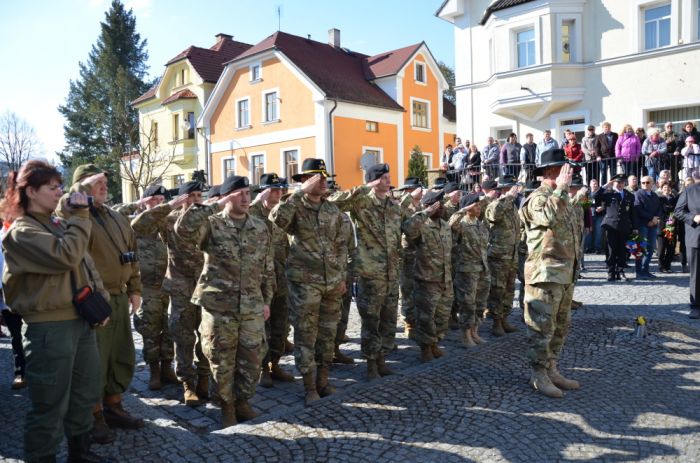 Na náměstí u Památníku padlým
Klíčová slova: Bělá;osvobození