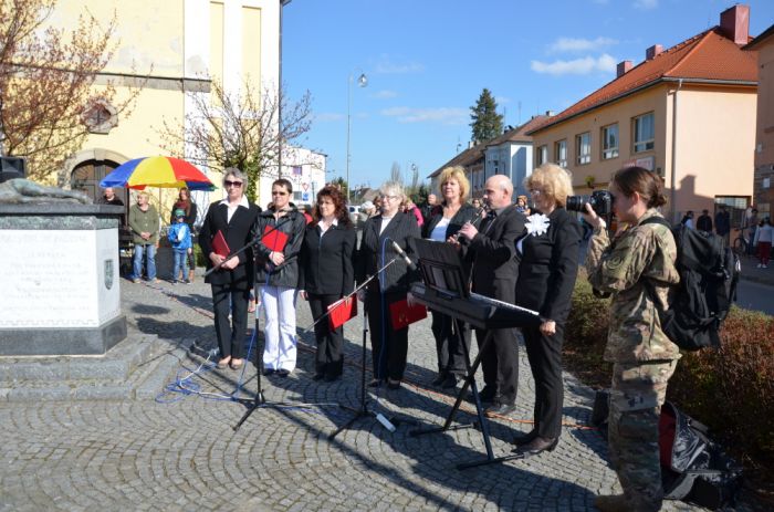 Na náměstí u Památníku padlým
Klíčová slova: Bělá;osvobození