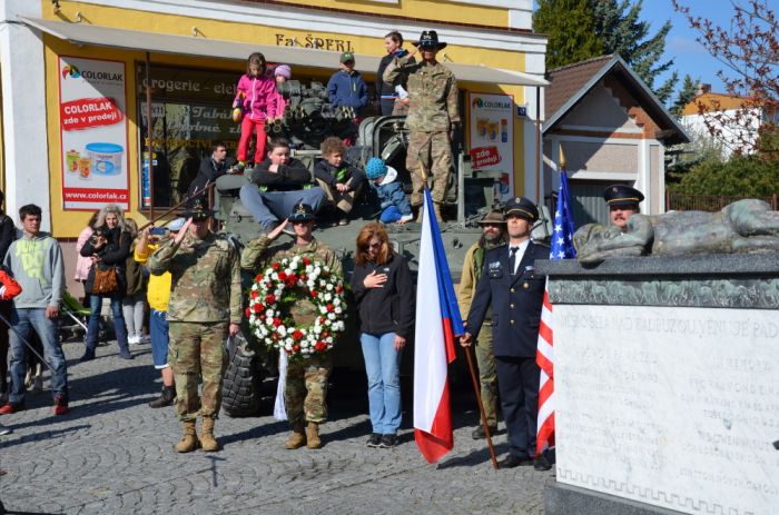 Na náměstí u Památníku padlým
Klíčová slova: Bělá;osvobození