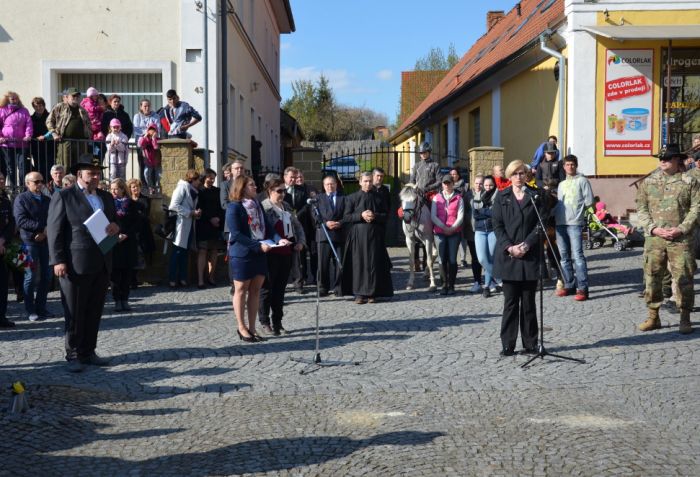 Na náměstí u Památníku padlým
Klíčová slova: Bělá;osvobození