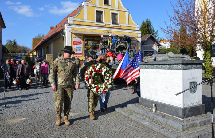 Na náměstí u Památníku padlým
Klíčová slova: Bělá;osvobození