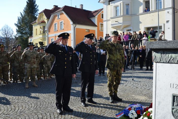 Na náměstí u Památníku padlým
Klíčová slova: Bělá;osvobození