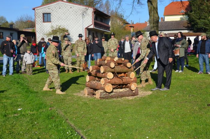 Zapalování ohně
Klíčová slova: Bělá;osvobození