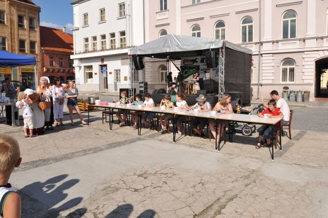 Soutěž v pojídání kaše čínskými hůlkami-děti, foto: Jiří Vrbský
