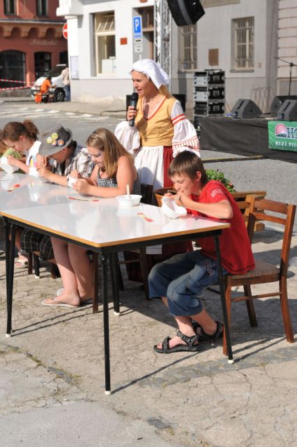 Soutěž v pojídání kaše čínskými hůlkami-děti, foto: Jiří Vrbský
