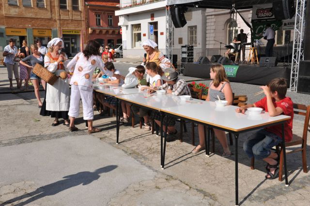 Soutěž v pojídání kaše čínskými hůlkami-děti, foto: Jiří Vrbský
