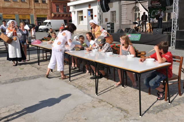 Soutěž v pojídání kaše čínskými hůlkami-děti, foto: Jiří Vrbský
