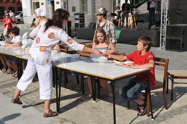 Soutěž v pojídání kaše čínskými hůlkami-děti, foto: Jiří Vrbský
