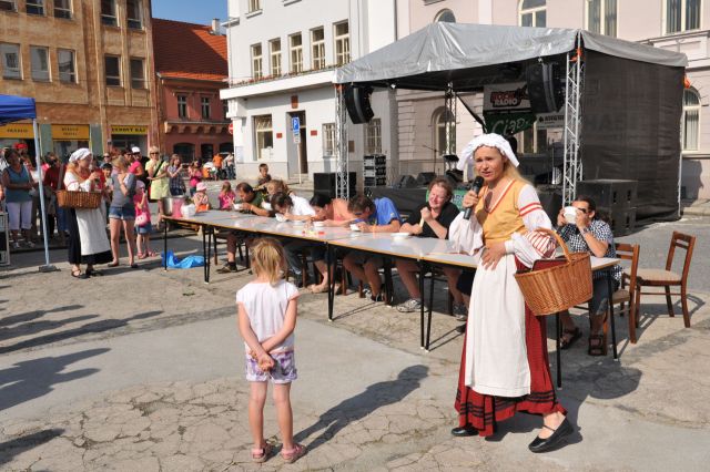 Soutěž v pojídání kaše čínskými hůlkami-dospělí, foto: Jiří Vrbský
