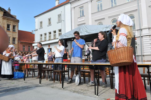 Soutěž pití piva 100 cm brčkem, foto: Jiří Vrbský 
