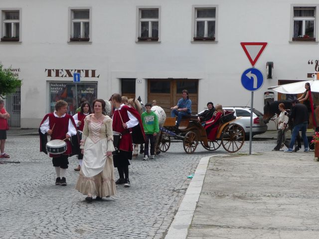 Král a jeho družina vjíždějí do města 
