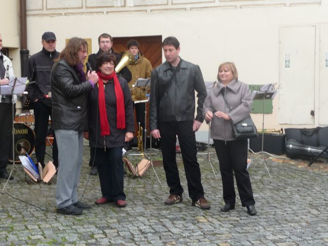 Odborná porota ve složení: zleva-M. Kuntzmannová - autorka kuchařek, David Kokeš - kuchař hotelu Alcron, kolega Romana Pauluse, Helena Konopíková - majitelka firmy na krchlebské koláče.
