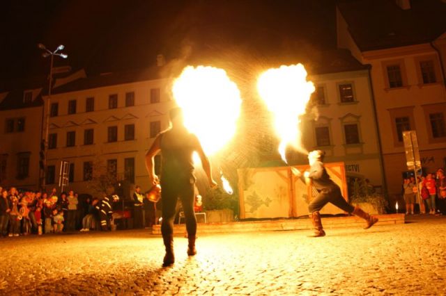 Ohnivé show
skupina historického šermu Samotáři (Horšovský Týn)
